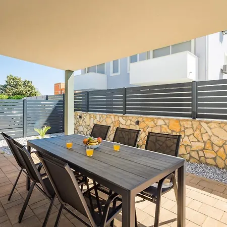 Apartments Sunrise & Sky View Daire *