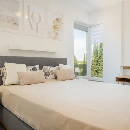 Apartments Sunrise & Sky View Daire